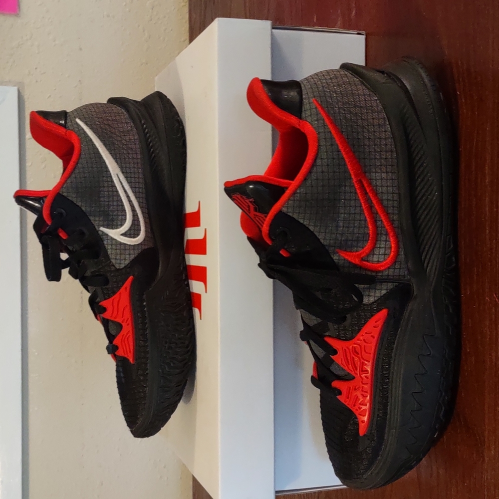 Nike Men's size 9 KYRIE LOW IV